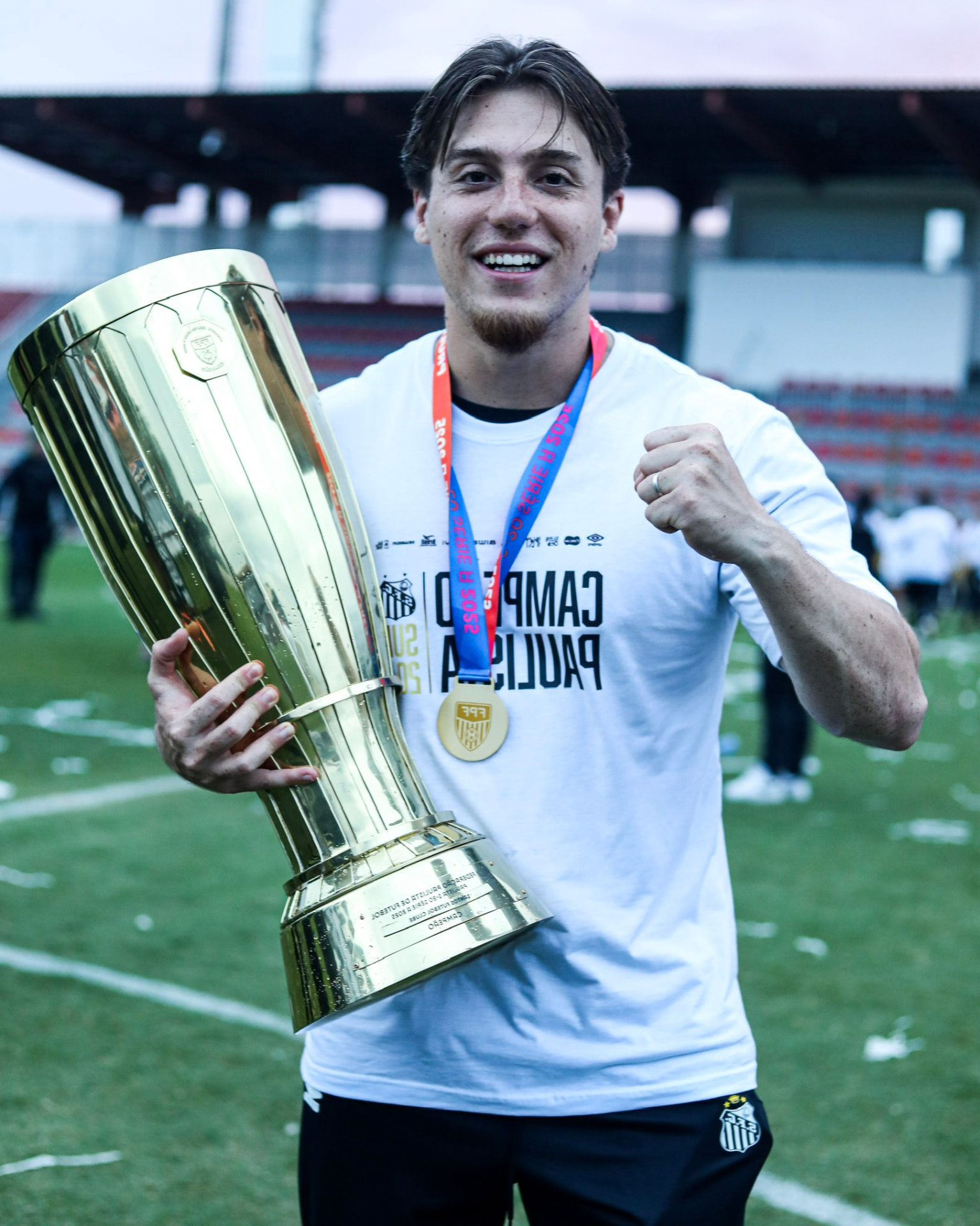 Davi Lima campeão paulista sub-20 pelo Santos FC segurando o troféu