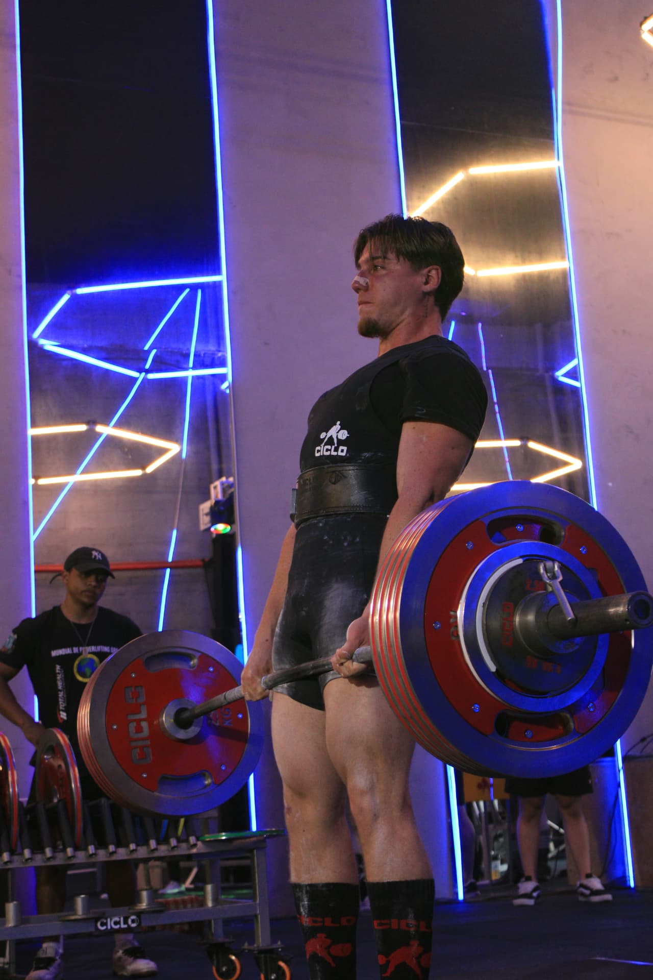 Davi Lima em competição de powerlifting