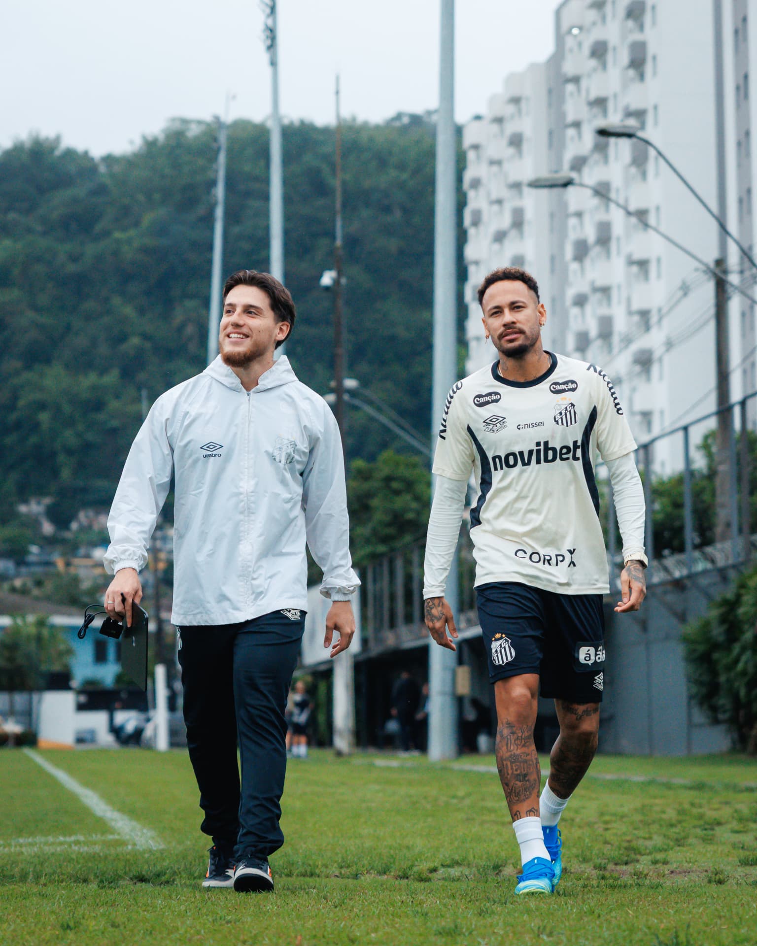 Davi Lima acompanhando atleta no centro de treinamento do Santos FC